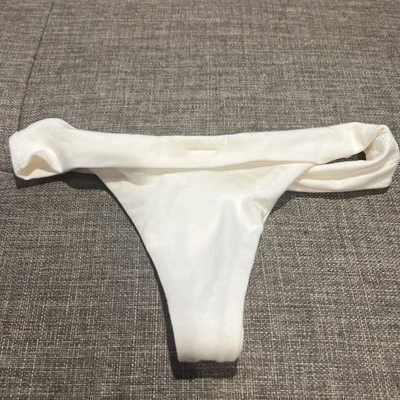 Skims Twist Thong - Picture 1 of 12
